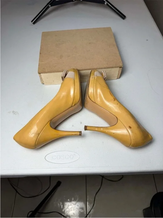 Salvatore Ferragamo Yellow
Patent Vara
Bow Peep Toe Platform Pumps Sz
6.5 - Picture 5 of 13